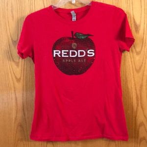 Redd’s apple 🍎 ale T-shirt w rhinestones